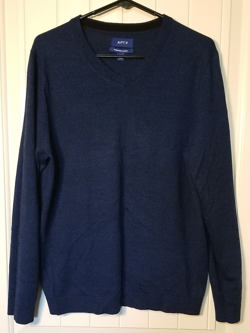 Apt. 9 V-Neck Navy Blue 30% Merino Wool Navy & Black Sweater Size M Excellent